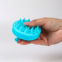 Щётка - массажёр для мытья головы, 8 &times; 8 &times; 6 см, цвет голубой