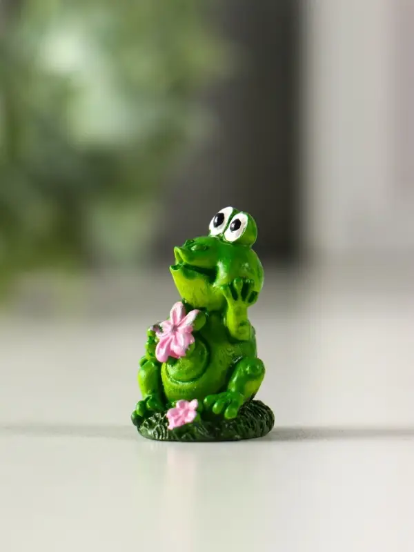 Сувенир полистоун "Лягушонок на полянке" МИКС 2х1,8х3,5 см