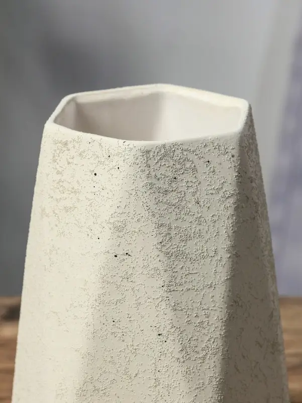 Ваза керамика настольная "Бэрри" грани, h=18,5х11. d=7,5 см, белый