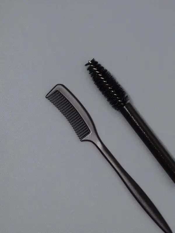 Набор для макияжа бровей и ресниц, 2 предмета: щеточка-лайнер и расчёска, 14&plusmn;1 см