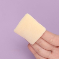 Пуховки для макияжа, набор - 4 шт, d = 5 см / 5,5 &times; 4,4 см, с держателем, цвет бежевый