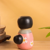 Деревянная кукла кокеши "Юи Комори" 11х9х14 см