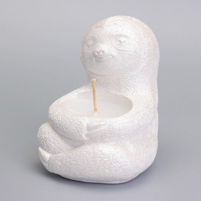 Свеча "Ленивец" в подсвечнике из гипса,9х10,5х11см, белый перламутр