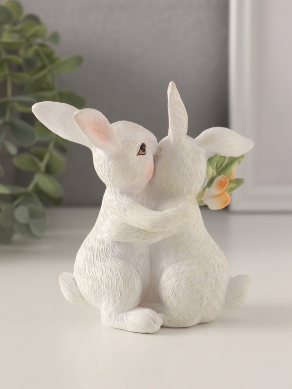 Сувенир полистоун "Парочка зайчиков с тюльпанами. Объятия" 11х5,5х11,5 см