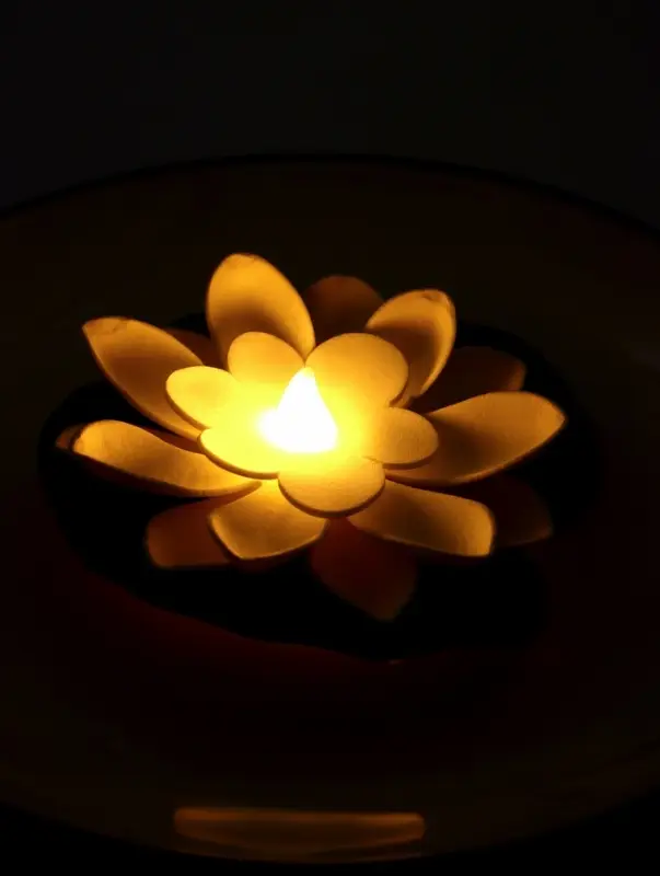 Садовый светильник для водоемов 10 х 13 х 15 см, на батарейке "Лотос" белый СК-004