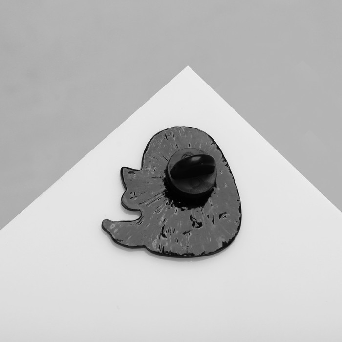 Значок &laquo;Ленивец&raquo; с арбузом, цветной в чёрном металле