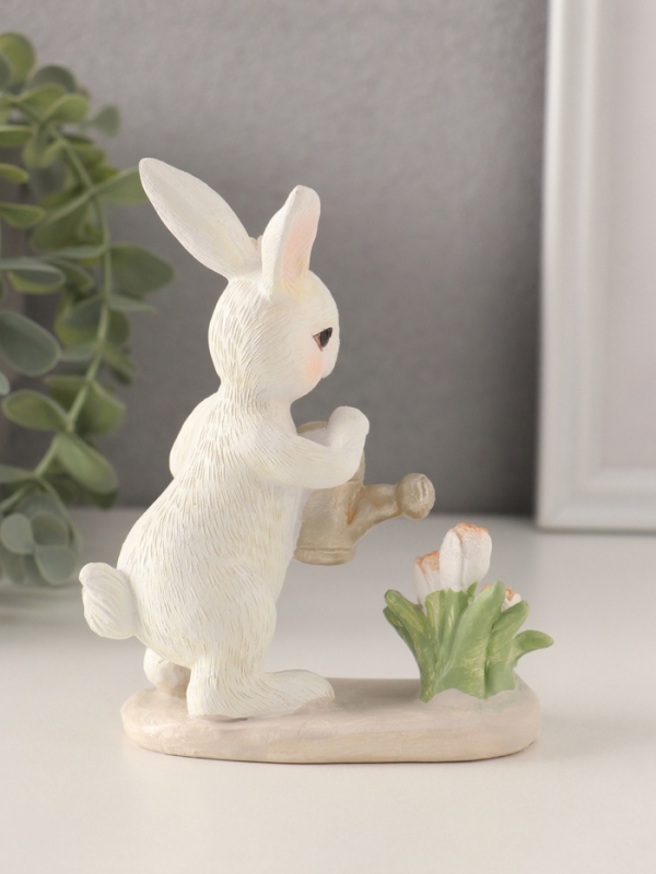 Сувенир полистоун "Зайка поливает тюльпаны из лейки" 10х5,5х12,5 см