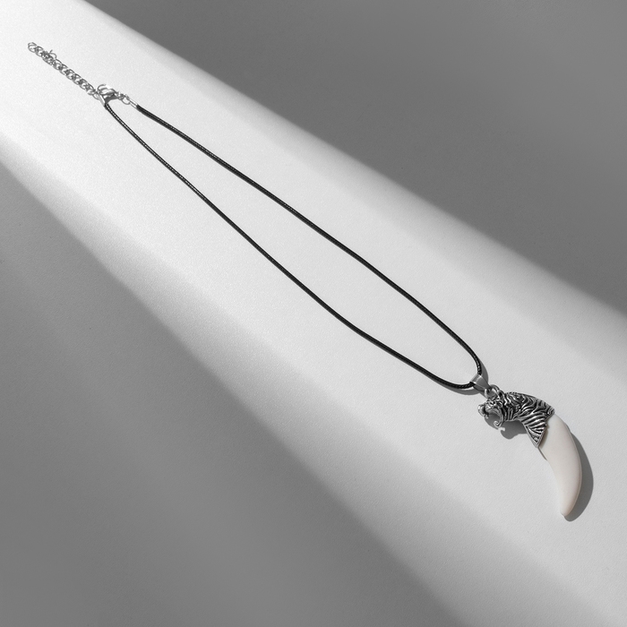 Кулон унисекс &laquo;Клык тигра&raquo;, цвет белый в чернёном серебре на чёрном шнурке, 40 см