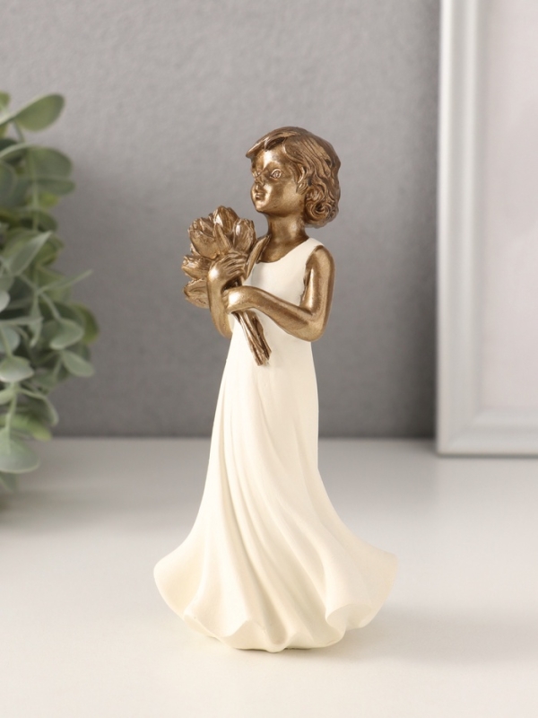 Сувенир полистоун "Девочка с букетом тюльпанов" 7,5х5х15 см