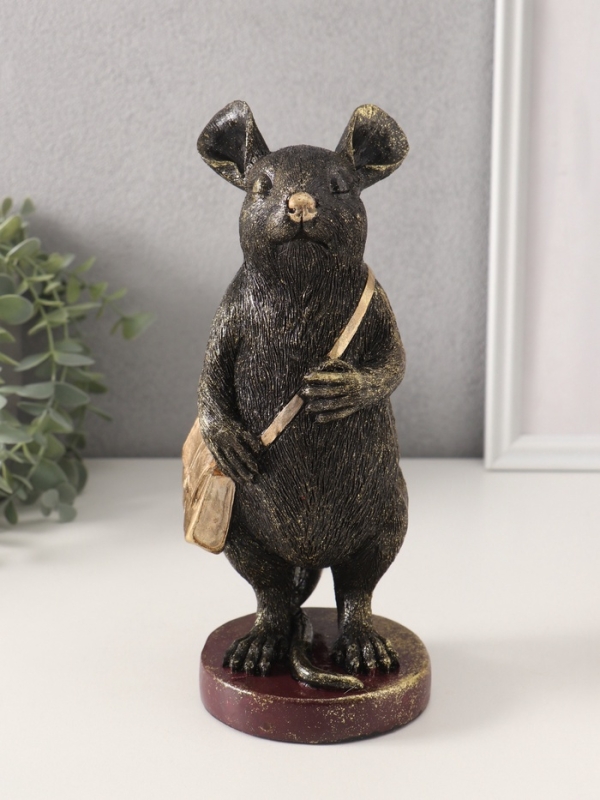 Сувенир полистоун "Мышонок-почтальон с сумкой через плечо" 10,5х12,5х27,5 см