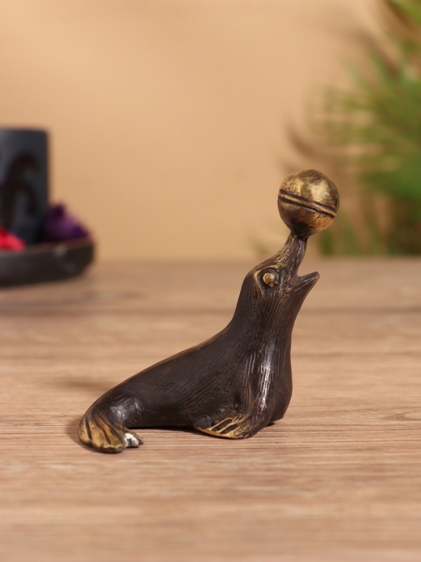 Сувенир бронза "Тюлень с мячом" 7х4х7 см