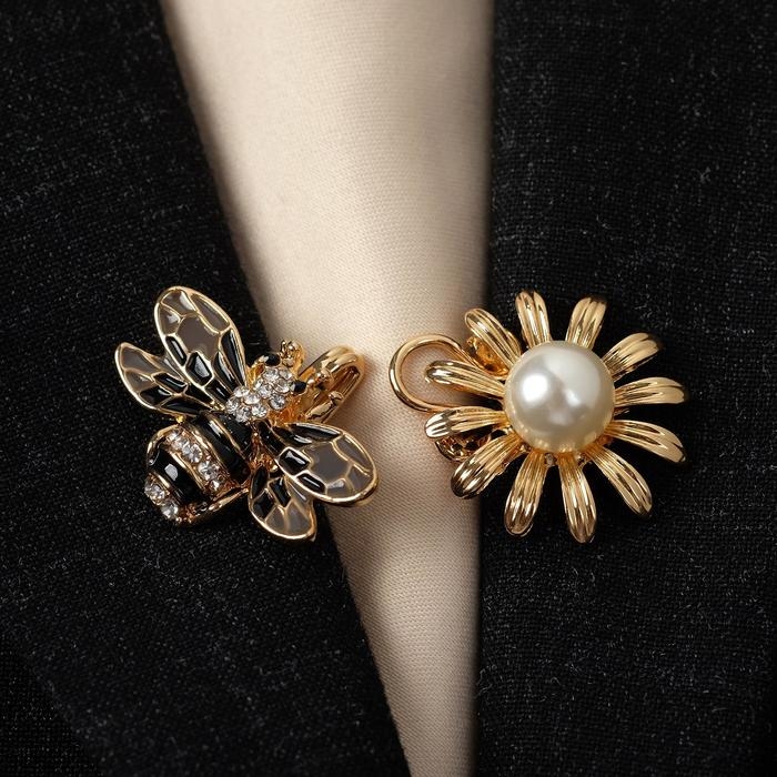 Зажим для кардигана &laquo;Пчела&raquo;, цвет чёрно-белый в золоте