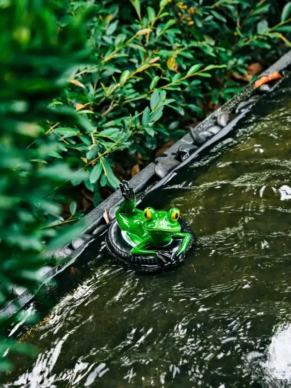 Садовая фигура 14 х 13 х 9,5 см "Лягушка на шине" Водоплавающая