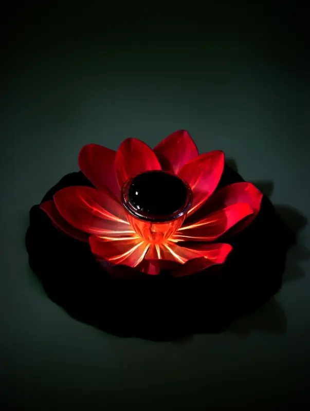 Садовый светильник для водоемов 28 х 28 х 9 см на солнечной бат-е "Лотос" лиловый N009