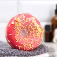 Бомбочка для ванн "красный пончик с кокосовой посыпкой" 85 г