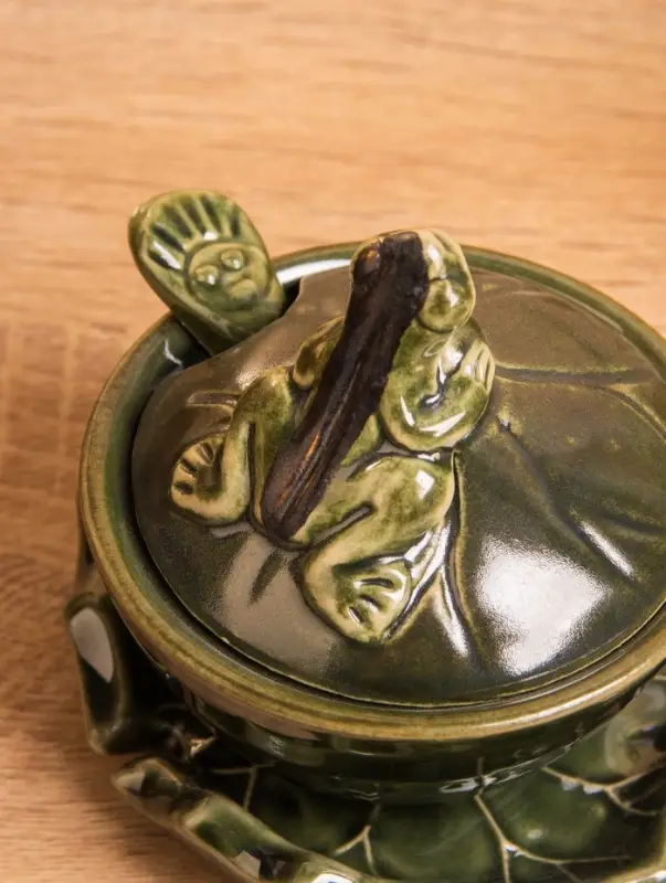 Соусник с крышкой на подставке &laquo;Лягушка&raquo;, 8&times;9&times;10 см, керамика, зелёный