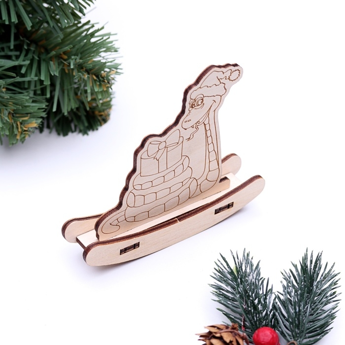 Новый год. Сувенир символ года качалка "Змейка в шапочке с подарком", 9,7 х 8,8 х 2 см