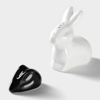 Набор фарфоровый для специй на бамбуковой подставке BellaTenero &laquo;Зайцы&raquo;, 3 предмета: солонка 50 мл, перечница 20 мл, подставка, цвет белый и чёрный