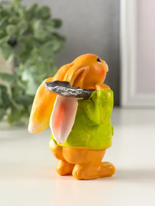 Сувенир полистоун "Зайчик с лопатой, в зелёном пальто" 6х7,5х9,5 см