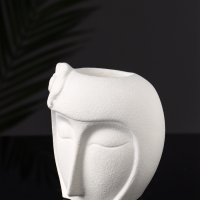 Фигурное кашпо "Девушка с цветком" 11х10 см