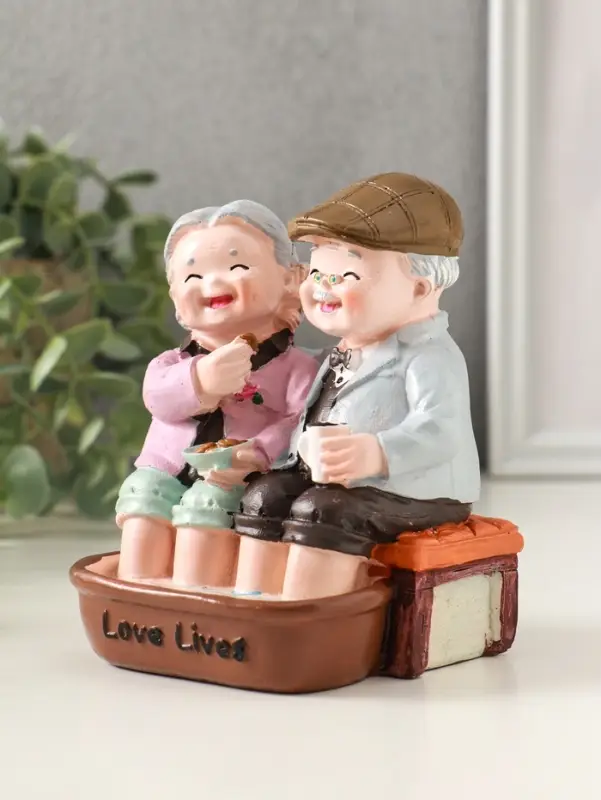 Сувенир полистоун "Дедуля с бабулей - спа процедуры" 11х9,5х12,5 см