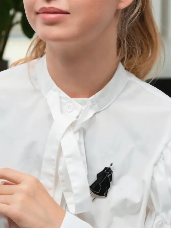 Брошь "Дама в пальто" с эмалью, цвет чёрный в серебре