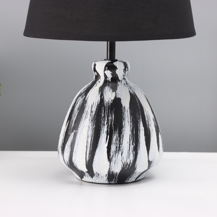 Лампа настольная "Кира" 1х40Вт Е27 черный/белый 25х25х38,,5см