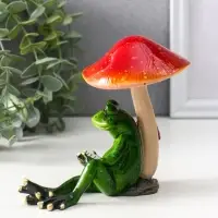 Сувенир полистоун лак "Лягуха с книгой сидит под мухоморами" 13,2х7,5х11 см