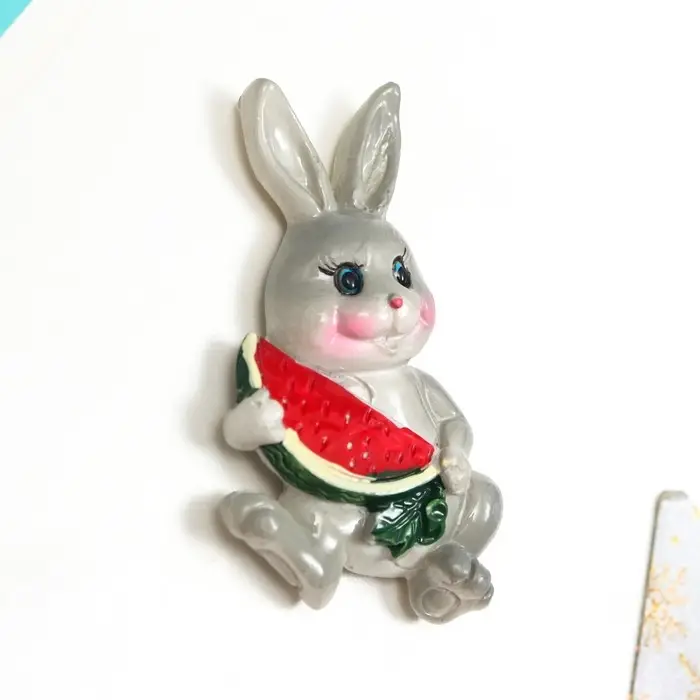 Магнит полистоун "Зайчонок с фруктами" МИКС 6,6х4,5 см