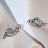 Зажим для кардигана &laquo;Волны&raquo;, цвет белый в серебре