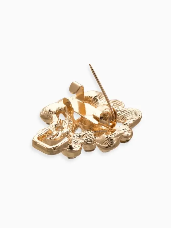 Зажим для кардигана "Ажур", завитки, цвет белый в золоте