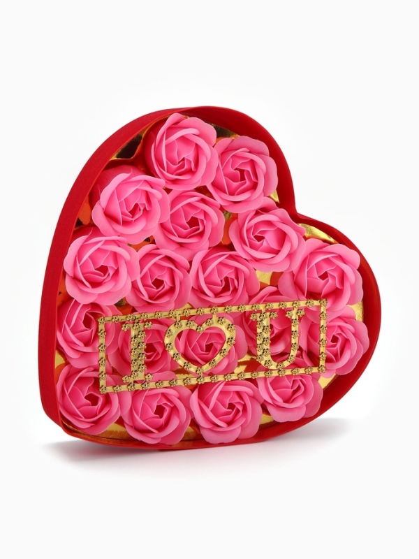 18 мыльных розовых роз с надписью в коробке