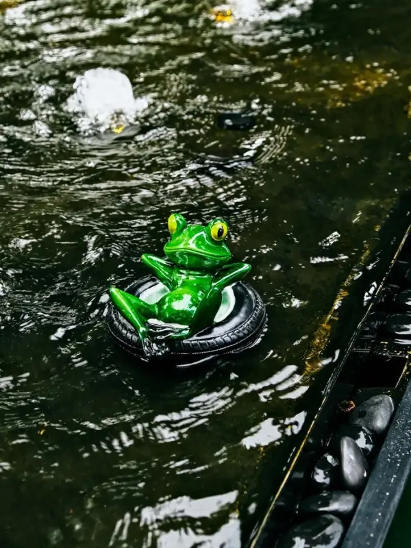 Садовая фигура 14 х 13 х 9,5 см "Лягушка в шине" Водоплавающая