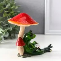 Сувенир полистоун лак "Лягуха с книгой сидит под мухоморами" 13,2х7,5х11 см