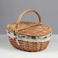 Плетёная корзина-лукошко, ткань внутри, 2 крышки, 35&times;28 см, высота 14.5 см, высота с ручкой 31 см, дно