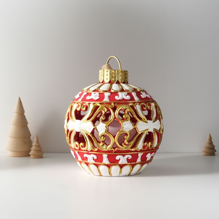 Сувенир полистоун свет "Новогодний шар красный с белыми узорами" 16,5х16,5х20 см