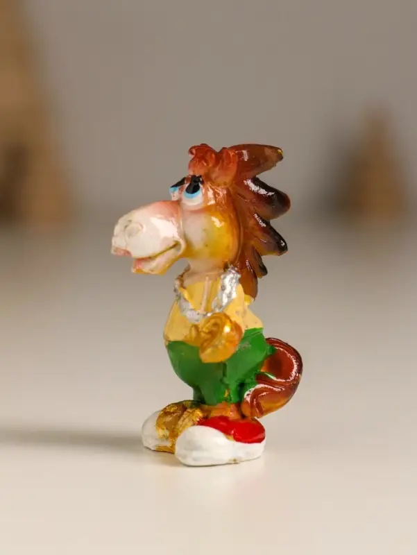 Сувенир полистоун "Конь в спортивном костюме" МИКС 3,3х2,3х5 см