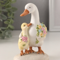 Сувенир полистоун "Утка с утёнком с букетами цветов" 8х8х13 см