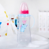 Бутылочку для кормления &laquo;Зайки: мамы и малыши&raquo;, классическое горло, 250 мл., от 0 мес., приталенная, с ручками