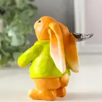 Сувенир полистоун "Зайчик с лопатой, в зелёном пальто" 6х7,5х9,5 см