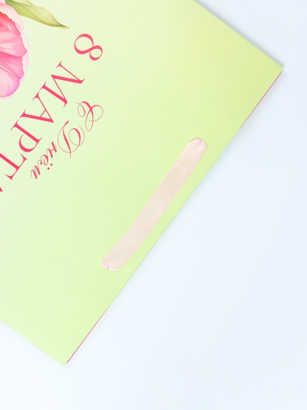 Пакет подарочный ламинированный вертикальный &laquo;С 8 Марта&raquo;, L 31 &times; 40 &times; 12 см