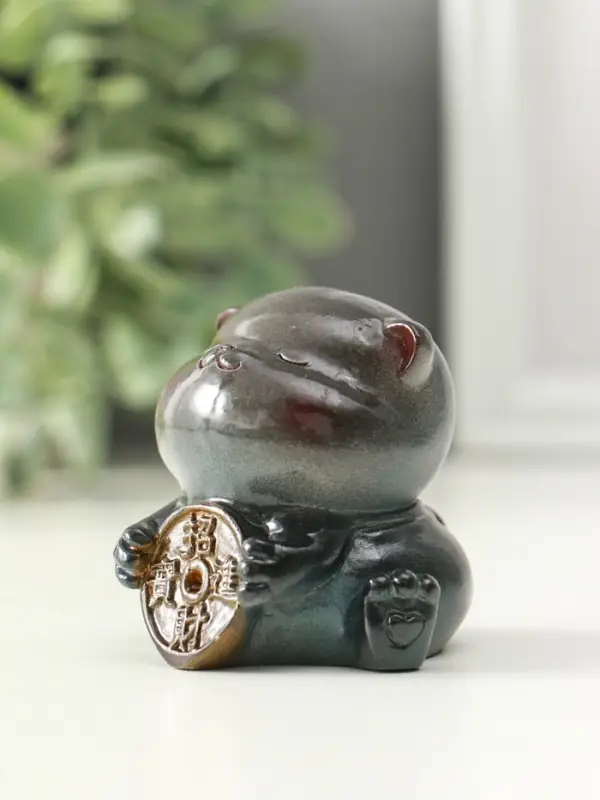 Фигурка для чайной церемонии "Кот с монетой привлечение богатства" меняет цвет 6х5,5х5,5 см   109269