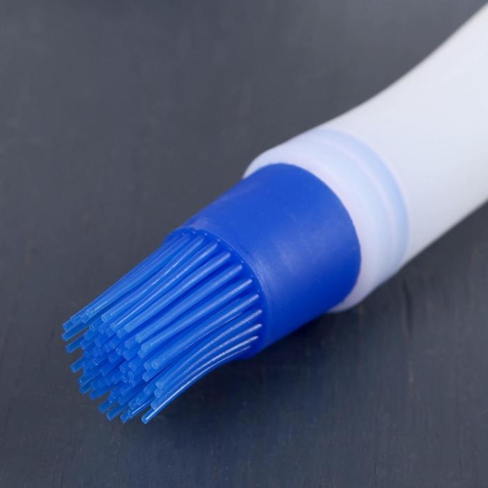 Кисть с резервуаром для масла и присоской Доляна &laquo;Фобос&raquo;, силикон, 17 см, цвет МИКС