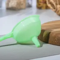 Воронка пластиковая с ручкой, 19&times;12&times;9 см, зелёная