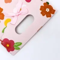 Подарочная коробка - пакет, упаковка с вырубной ручкой, &laquo;Летние цветы&raquo;, 14&times;6&times;21 см