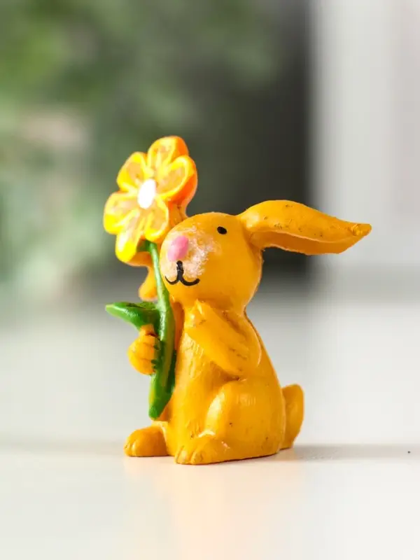 Сувенир полистоун "Заяц с яркой ромашкой" МИКС 2,5х3,8х4,4 см