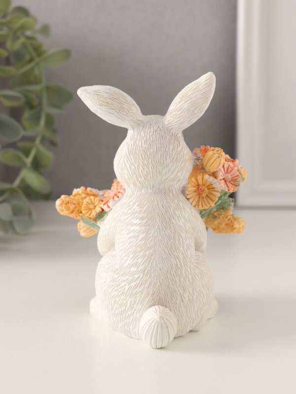 Сувенир полистоун "Белый кролик с цветами в плетённой корзине" 9х8,5х11,5 см