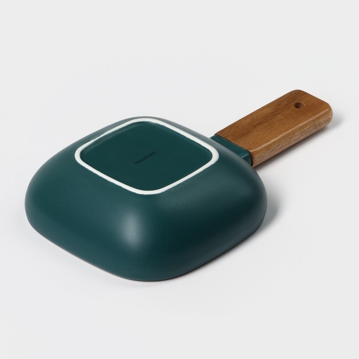 Блюдо фарфоровое для подачи с деревянной ручкой Magistro, 15&times;15 см, цвет зелёный