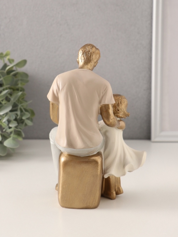 Сувенир полистоун "Папа с маленькой дочкой" 11х8,5х17,5 см