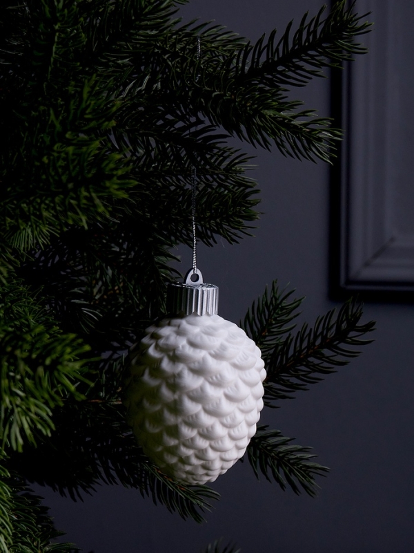 Елочный шар "Шишка" 6.5х6.5х8 см, 1 LED, LR44x3(в компл.), свечение тёплое белое